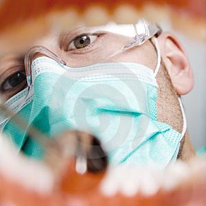 dentista-en-el-trabajo-thumb4896527