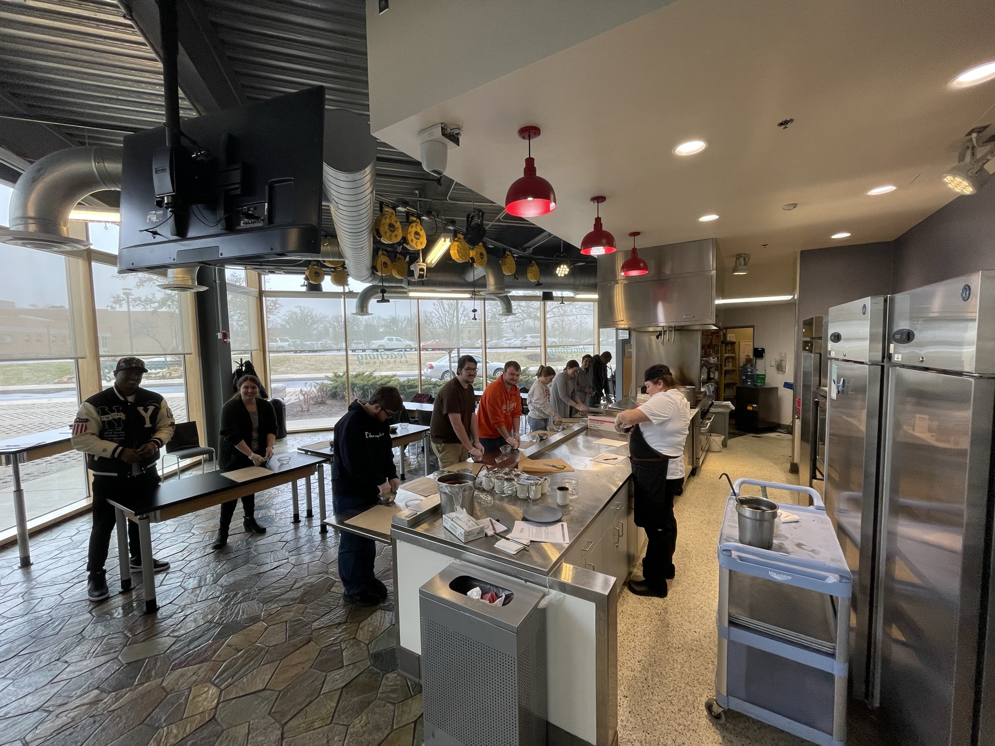 Students in the teaching kitchen